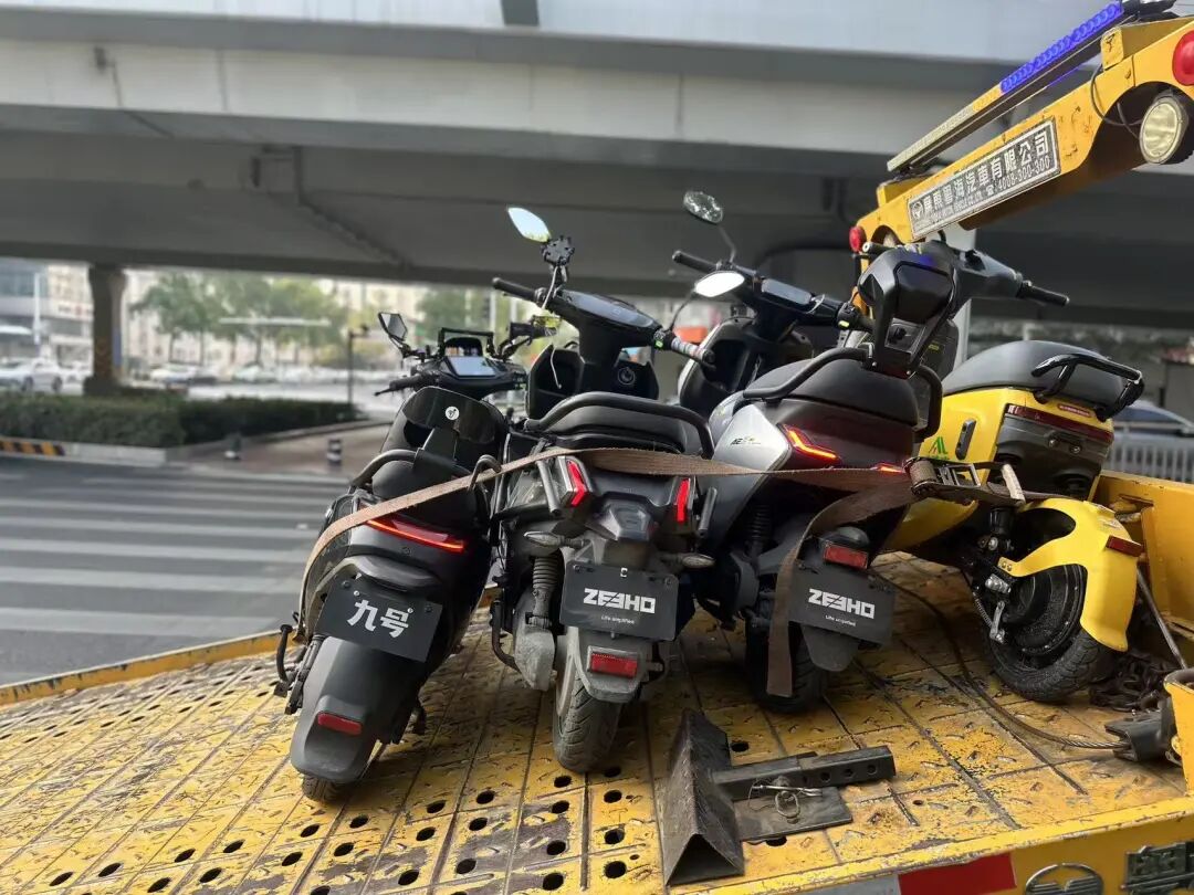 合肥交警查扣无牌电动摩托车现场