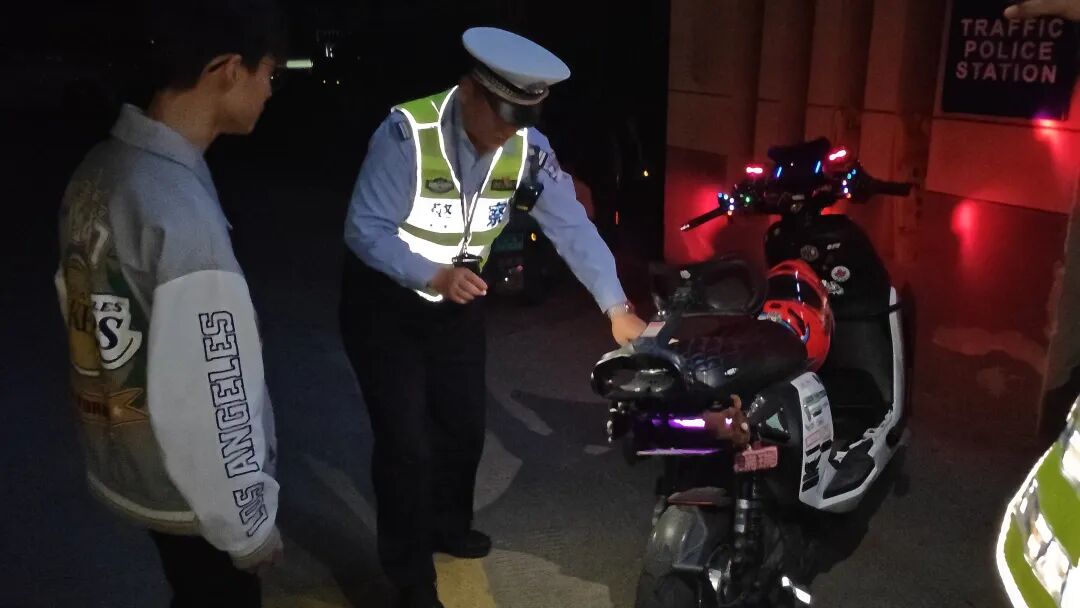 合肥交警现场检查电动摩托车